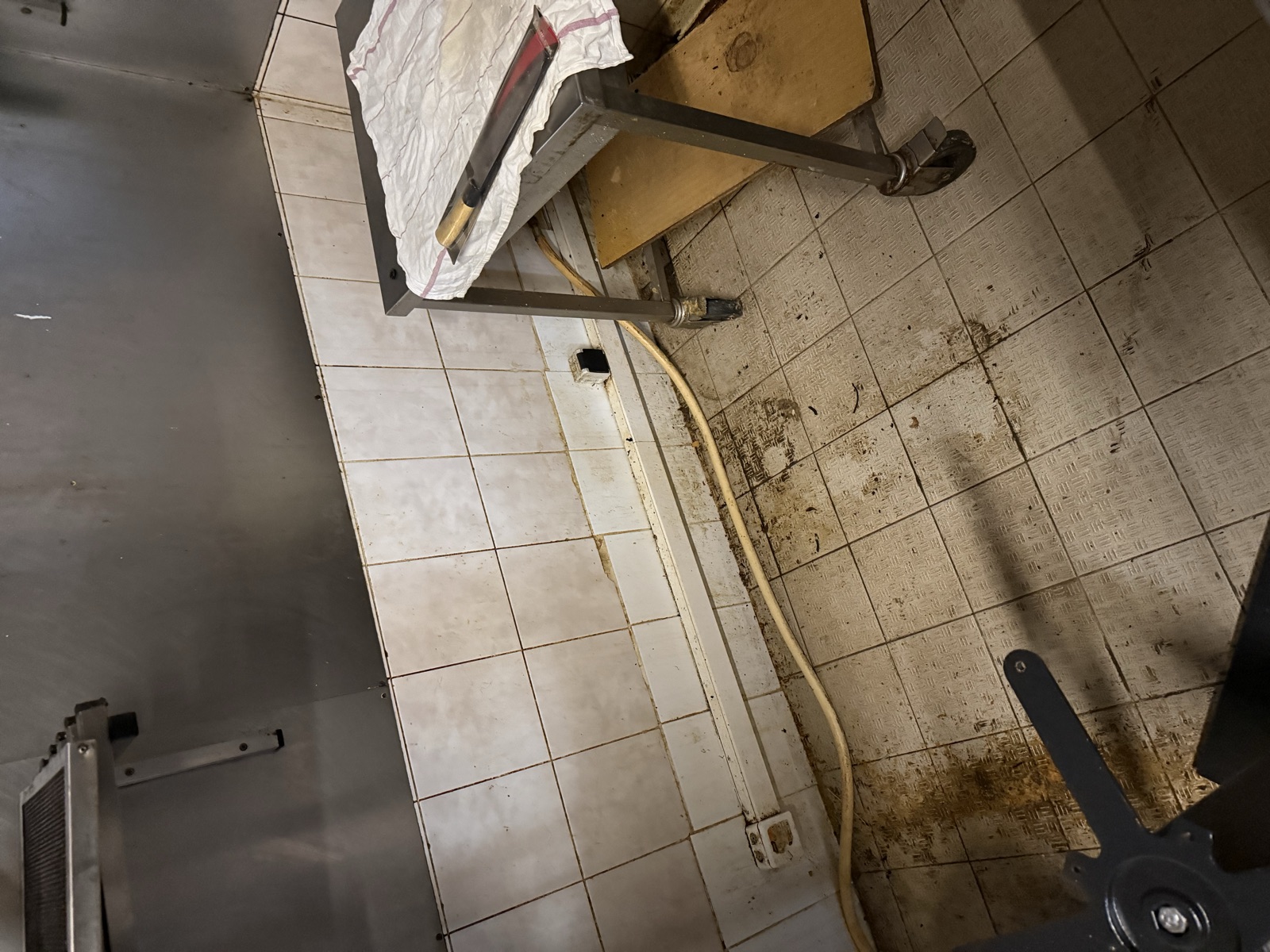 Pulvérisation d'insecticide sur les points de passage, restaurant à Melun