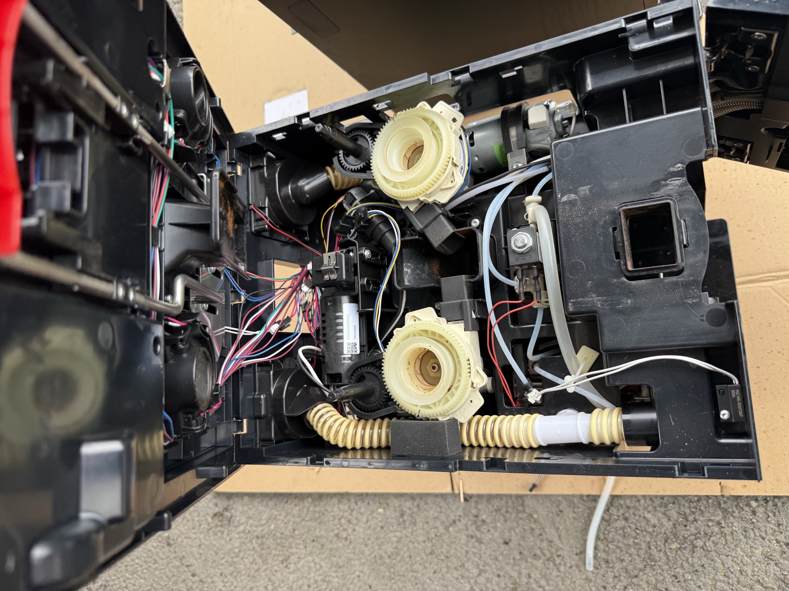 Machine à café nettoyée après traitement, prête pour un nouveau client