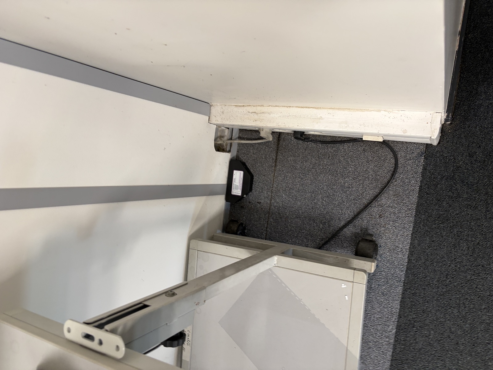 Poste d'appâtage installé sous un poste de travail dans des bureaux à Montévrain