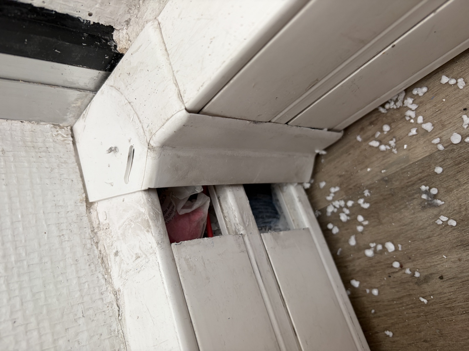 Isolant rongé et débris au sol, signe d'activité de souris dans un local à Montévrain