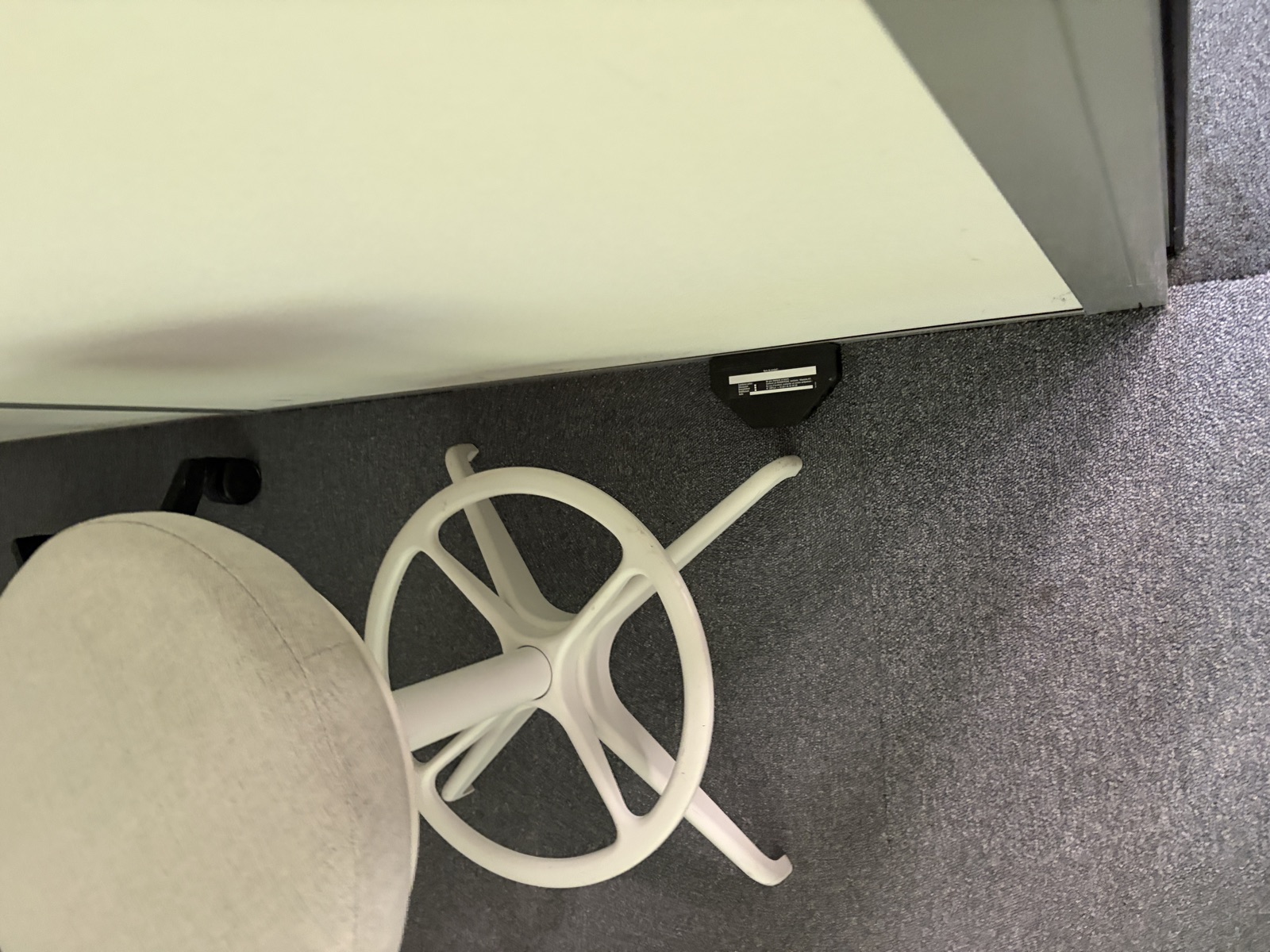 Poste d'appâtage discret posé au pied d'une cloison dans un open space